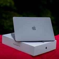 2022 Apple MacBook Air 13" (M2 Chip, 8GB RAM, 256GB SSD) – Space Gray – Excellent Condition